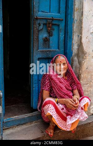 Varanasi, India - 2020 settembre: Una donna si siede alla porta della sua casa a Varanasi il 11 settembre 2020 a Uttar Pradesh, India. Foto Stock