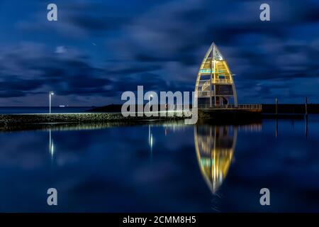Porto illuminato dalla luce di una luna piena sull'isola della Frisia Orientale Juist, Germania. Foto Stock