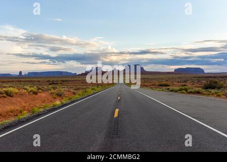 Paesaggio desertico della Monument Valley Arizona / Utah con una prospettiva svanente autostrada Foto Stock
