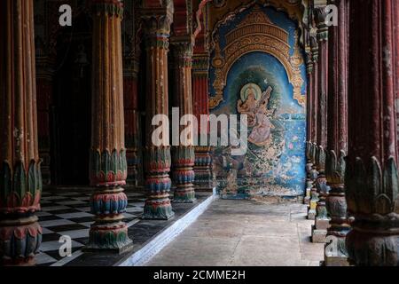 Varanasi, India - 2020 settembre: Dettaglio di un tempio indù a Varanasi il 13 settembre 2020 a Uttar Pradesh, India. Foto Stock