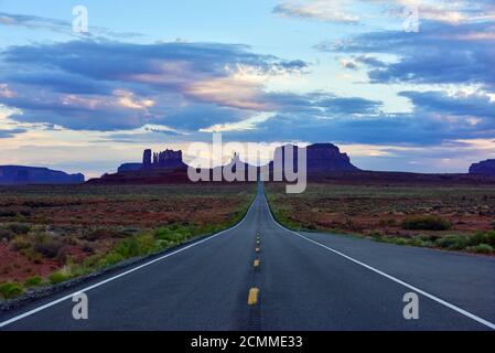 Paesaggio desertico della Monument Valley Arizona / Utah con una prospettiva svanente dell'autostrada in un paesaggio lontano. Foto Stock