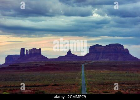 Monument Valley Arizona / Utah deserto paesaggio con la prospettiva svanente di autostrada in lontano paesaggio., Foto Stock