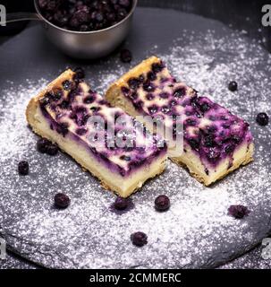 Pezzi di torta di ricotta e mirtilli Foto Stock