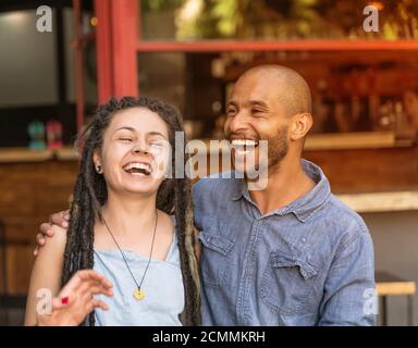 Una giovane coppia felice che ride in un beergarden. Foto Stock