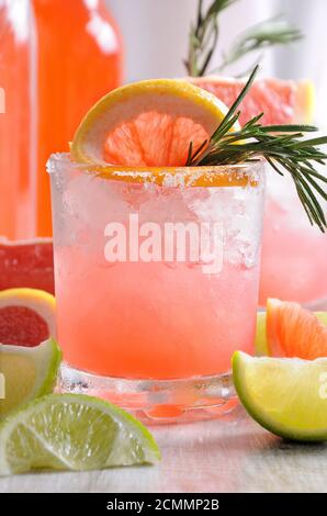 Questo magnifico cocktail di Palomas rosa fresco cambierà il modo in cui si guarda la tequila. Foto Stock