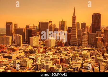 Cielo arancione fumoso dello skyline di San Francisco. Incendi in California negli Stati Uniti d'America. Composizione sul fuoco selvatico e sul concetto di cambiamento climatico. Foto Stock