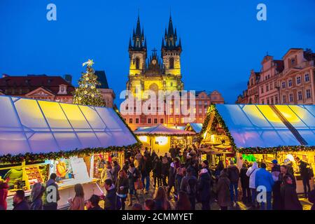 Repubblica Ceca, Praga, Città Vecchia, stare Mesto, Piazza della Città Vecchia, Staromestske namestí, Chiesa di Tyn, Mercatini di Natale Foto Stock