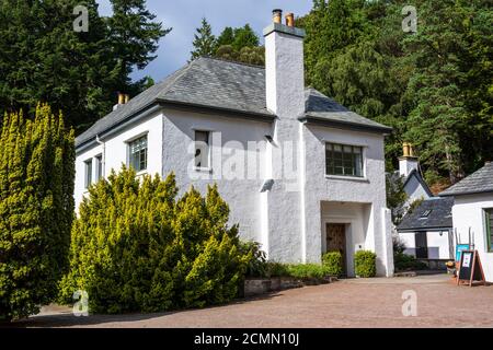 Inverewe House con il Bothy Café dietro a Inverewe Garden, Poolewe, Wester Ross, Scozia, Regno Unito Foto Stock