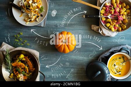 illustrazione della zucca su sfondo di legno blu con diverse ricette, testi grafici, tema autunnale con colori brillanti e verdure di stagione Foto Stock