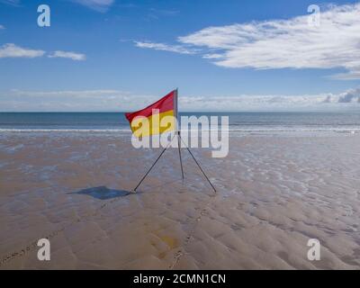 Bagnino bandiere di guerra sulla spiaggia a Port Eynon ON Il Gower penisula Wales UK Foto Stock