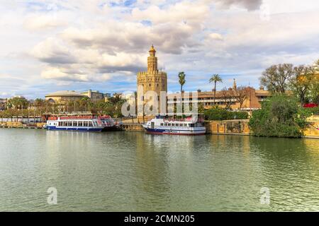 Siviglia, Andalusia, Spagna - 19 aprile 2016: Torre dorata o Torre del Oro, una torre di controllo militare medievale sul fiume di Siviglia. Visita della città Foto Stock