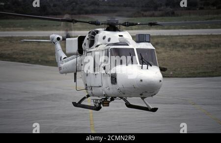 8 dicembre 1995 durante la guerra in Bosnia: Un elicottero Westland Lynx in volo basso all'aeroporto di Spalato in Croazia. Foto Stock