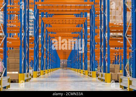 Corridoio sotto il sistema di scaffalatura nel magazzino di distribuzione Foto Stock