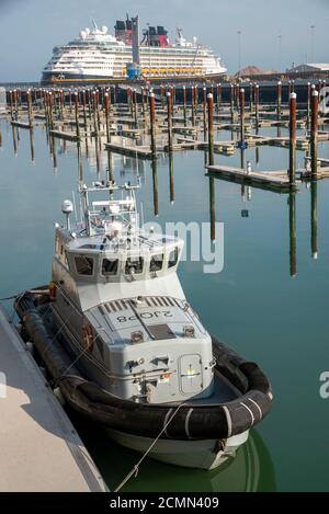 Dover, Kent, Inghilterra, Regno Unito. 2020. HMC Eagle una nave di pattuglia costiera della Border Force lungo il nuovo molo nel porto di dover. Foto Stock