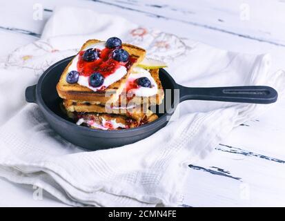 Toast alla francese con frutti di bosco, e sciroppo di panna acida Foto Stock