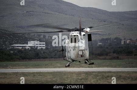 8 dicembre 1995 durante la guerra in Bosnia: Un elicottero Westland Lynx in volo basso all'aeroporto di Spalato in Croazia. Foto Stock