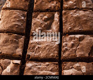 Cotto al forno rettangolare brownie al cioccolato torta è tagliato in quadrati Foto Stock