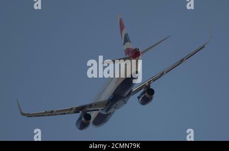 Aeroporto di Heathrow, Londra, Regno Unito. 17 settembre 2020. A seguito della pandemia di Coronavirus, il rapporto di Heathrow dell'agosto 2020 ha registrato una riduzione della domanda di passeggeri del 81.5% rispetto all'agosto 2019, con una riduzione del numero di passeggeri del Nord America del 95% nello stesso periodo. Immagine: Partenze di aerei in un caldo giorno di settembre, British Airways Airbus A320 in direzione di Berlino. Credit: Malcolm Park/Alamy Live News. Foto Stock