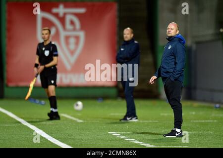 Vilnius, Lituania. 17 Settembre 2020. Cach di Liberec PAVEL HOFTYCH, a destra, in azione durante i qualificatori UEFA Europa League, 2° turno di qualificazione, tra FK Riteriai e Slovan Liberec a Vilnius, lituana, 17 settembre 2020. Credit: Radek Petrasek/CTK Photo/Alamy Live News Foto Stock