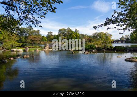 Ponte e stagno nel Giardino della Phoenix (Giardino Osaka) a Chicago, Illinois Foto Stock