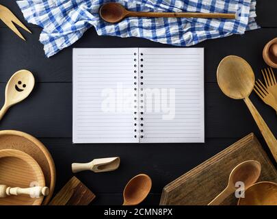 aprire un notebook vuoto con fogli bianchi in una riga su una molla nel mezzo della cucina di legno esso Foto Stock