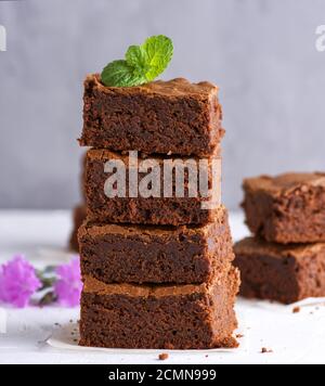 Pila di strati quadrati di cotto torta brownie Foto Stock