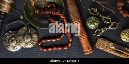 Il rame Singing Bowl, grani di preghiera, preghiera tamburo, le sfere di pietra e le altre religiose tibetane oggetti Foto Stock