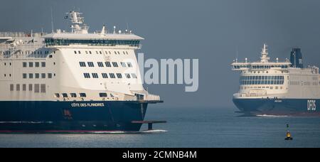 Dover, Kent, Regno Unito. 2020. Traghetti per la Manica che entrano e lasciano il porto nel porto di dover sulla costa del Kent. Foto Stock