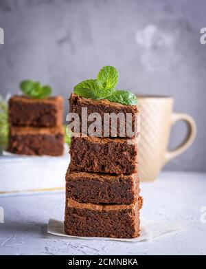 Pila di strati quadrati di cotto torta brownie Foto Stock