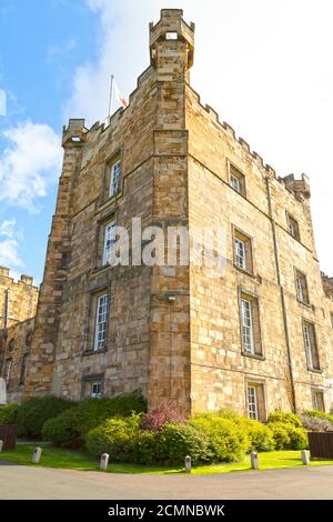 Castello di Lumley nel nord-est dell'Inghilterra. La fortificazione medievale è un edificio classificato di grado i e un hotel a quattro stelle. Foto Stock