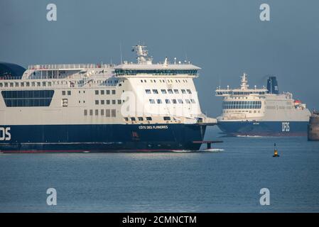 Dover, Kent, Regno Unito. 2020. Traghetti per la Manica che entrano e lasciano il porto nel porto di dover sulla costa del Kent. Foto Stock