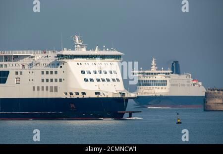 Dover, Kent, Regno Unito. 2020. Traghetti in entrata e in uscita dal porto. Foto Stock