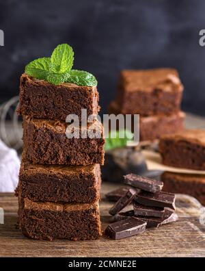 In pezzi quadrati di cotto brownie giacciono su un palo Foto Stock