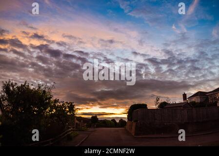 The setting sun over East Budleigh village in Devon. Foto Stock