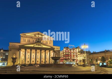 Mosca dello skyline della città presso il Teatro Bolshoi di notte a Mosca, Russia Foto Stock