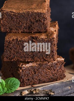 In pezzi quadrati di cotto brownie giacciono su un palo Foto Stock