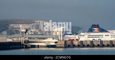 Dover, Kent, Inghilterra, Regno Unito. 2020. Attraversa i traghetti nel porto costiero Kent di dover sullo sfondo delle famose scogliere bianche. Foto Stock