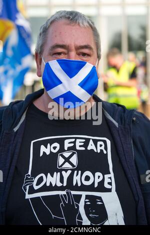 Glasgow, Scozia, Regno Unito. 17 Settembre 2020. Nella foto: Il gruppo pro-indipendenza All Under One Banner (AUOB) ha tenuto un raduno socialmente distanziato al di fuori del quartier generale della BBC Scotland. Gli attivisti hanno inizialmente pianificato una dimostrazione a George Square, ma hanno rilocato il rally all'esterno dell'edificio della BBC nel Pacific Quay a seguito della decisione della società di smettere di mostrare quotidianamente i briefing di Covid da Nicola Sturgeon. La BBC Scotland ha da allora affermato che continuerà a trasmettere i briefing del Covid di Nicola Sturgeon la prossima settimana. Credit: Colin Fisher/Alamy Live News Foto Stock