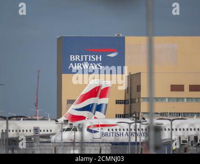 Aeroporto di Heathrow, Londra, Regno Unito. 17 settembre 2020. A seguito della pandemia di Coronavirus, il rapporto di Heathrow dell'agosto 2020 ha registrato una riduzione della domanda di passeggeri del 81.5% rispetto all'agosto 2019, con una riduzione del numero di passeggeri del Nord America del 95% nello stesso periodo. Immagine: British Airways sartine sulla asfalto. Credit: Malcolm Park/Alamy Live News. Foto Stock