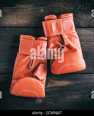 Coppia di rosso guanti in pelle per la boxe Foto Stock