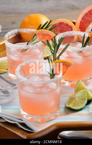 Questo magnifico cocktail di Palomas rosa fresco. Foto Stock