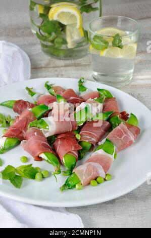 Cialde di piselli ripieni con ricotta e prosciutto di Parma. Opzione eccellente con basso contenuto di grassi. Questa è una meraviglia Foto Stock