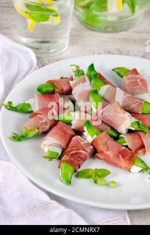 Cialde di piselli ripieni con ricotta e prosciutto di Parma. Opzione eccellente con basso contenuto di grassi. Questa è una meraviglia Foto Stock