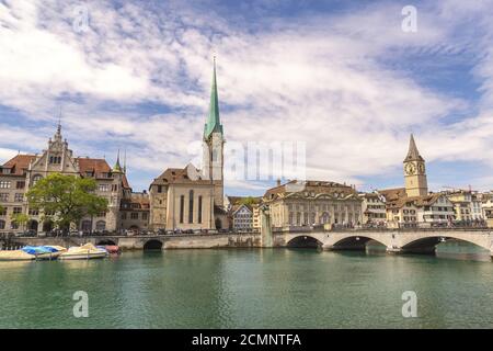 Zurigo Città skyline al fiume Limmat con la Chiesa di Fraumuenster, Zurigo Svizzera Foto Stock