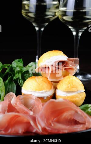 Coccoli è un antipasto italiano. Le palle di pasta per pizza sono fritte e cosparse di sale, servite con Foto Stock