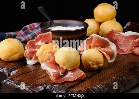 Coccoli è un antipasto italiano. Le palle di pasta per pizza sono fritte e cosparse di sale, servite con Foto Stock