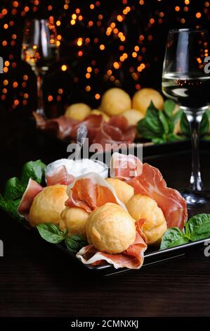 Coccoli è un antipasto italiano. Le palle di pasta per pizza sono fritte e cosparse di sale, servite con Foto Stock