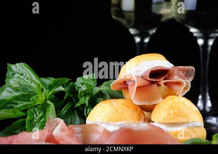 Coccoli è un antipasto italiano. Le palle di pasta per pizza sono fritte e cosparse di sale, servite con Foto Stock