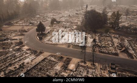 Veduta aerea panoramica di Almeda Wildfire nell'Oregon meridionale Talent Phoenix. Il fuoco distrugge molte strutture e case mobili. Rovina la vita delle persone. Foto Stock