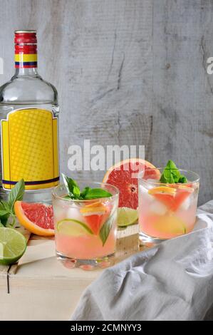 Cocktail dal gin secco londinese con succo di rosso spremuto pompelmo e foglie di basilico delicato di Foto Stock